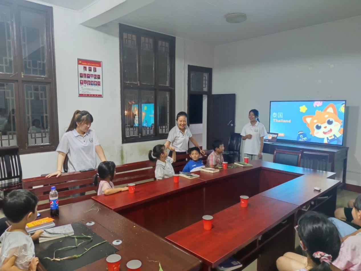 香港六宝合典资料大全学子带乡村孩子体验双语“环球旅行”_fororder_图片1